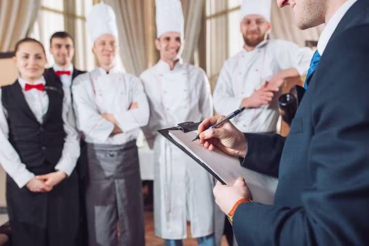 Hotel Leadership Program Guide: Management Training, Team Building, Operations and Key Skills