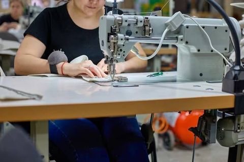 Overlock Machines Guide: Designs, Stitch Types, Working Principles, Applications and Features